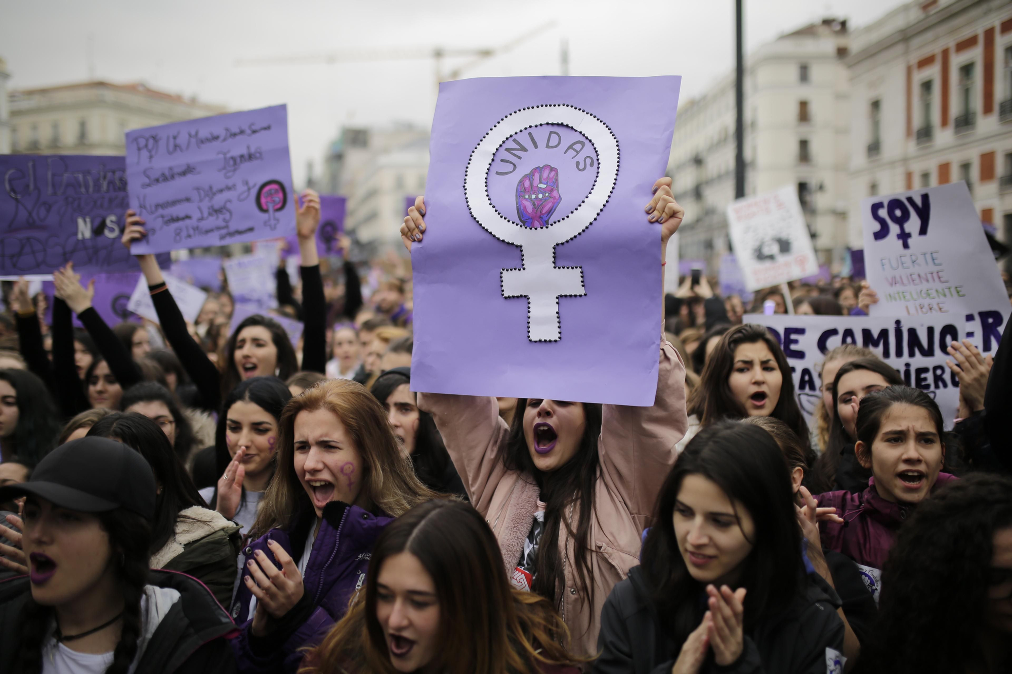 Pancarta de la concentración feminista del 8M en la Puerta del Sol: "Unidas".