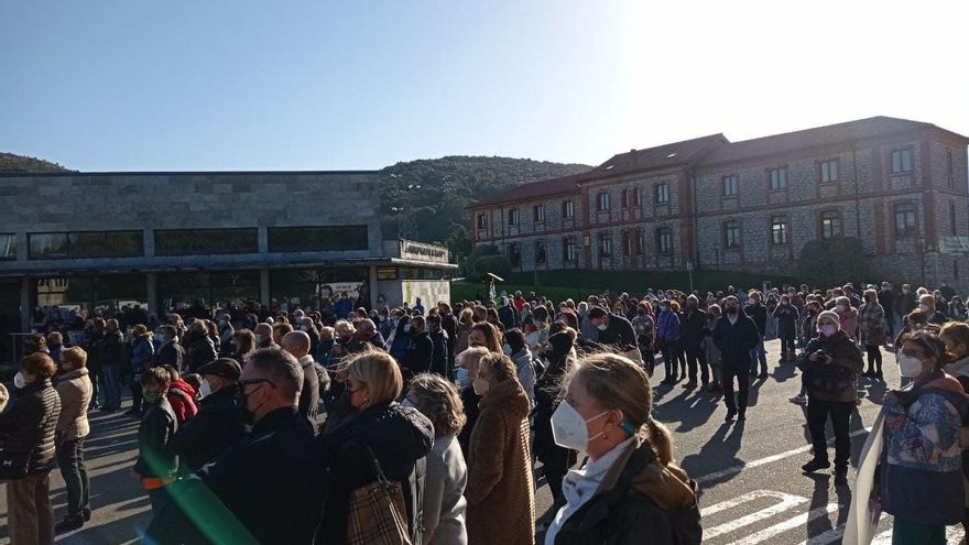 Vecinos de Villaescusa, en la concentración de condena por el doble crimen machista.