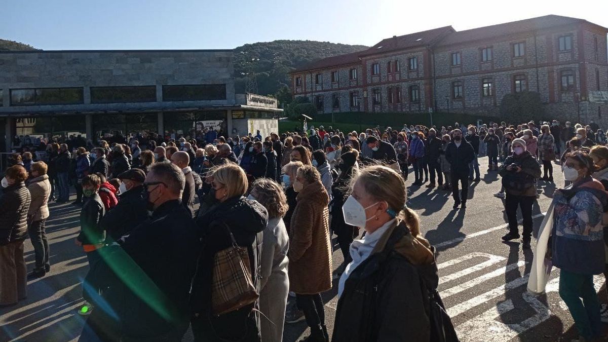 Vecinos de Villaescusa, en la concentración de condena por el doble crimen machista.