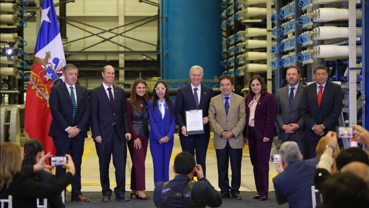 Presidente José Antonio Kast, junto a autoridades y representantes del sector, durante la promulgación de la Ley de Desalinización en la Planta Desaladora Aguas CAP, en Caldera, Región de Atacama, el 14 de mayo de 2026. Foto: cortesía Dirección General de Aguas (DGA)