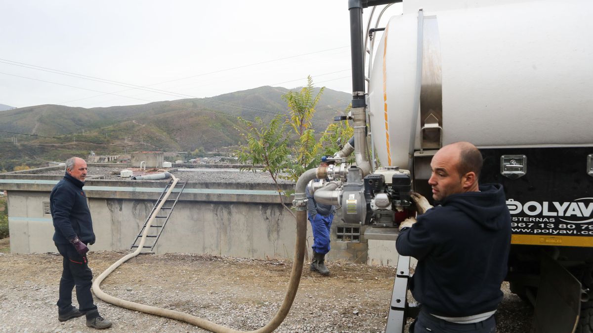 El fuego que seca el grifo: los incendios han obligado a suministrar 118.000 litros de agua potable en pueblos leoneses