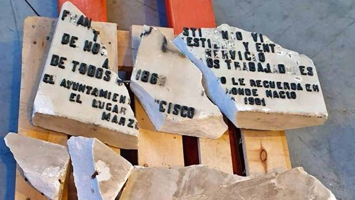 Restos de la placa de Largo Caballero, después del desmontaje