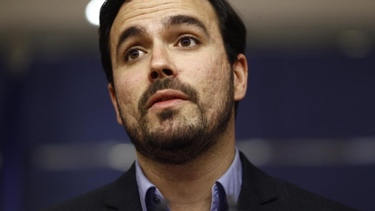 IU ofrece su programa electoral para negociar con el PSOE un Gobierno alternativo al PP