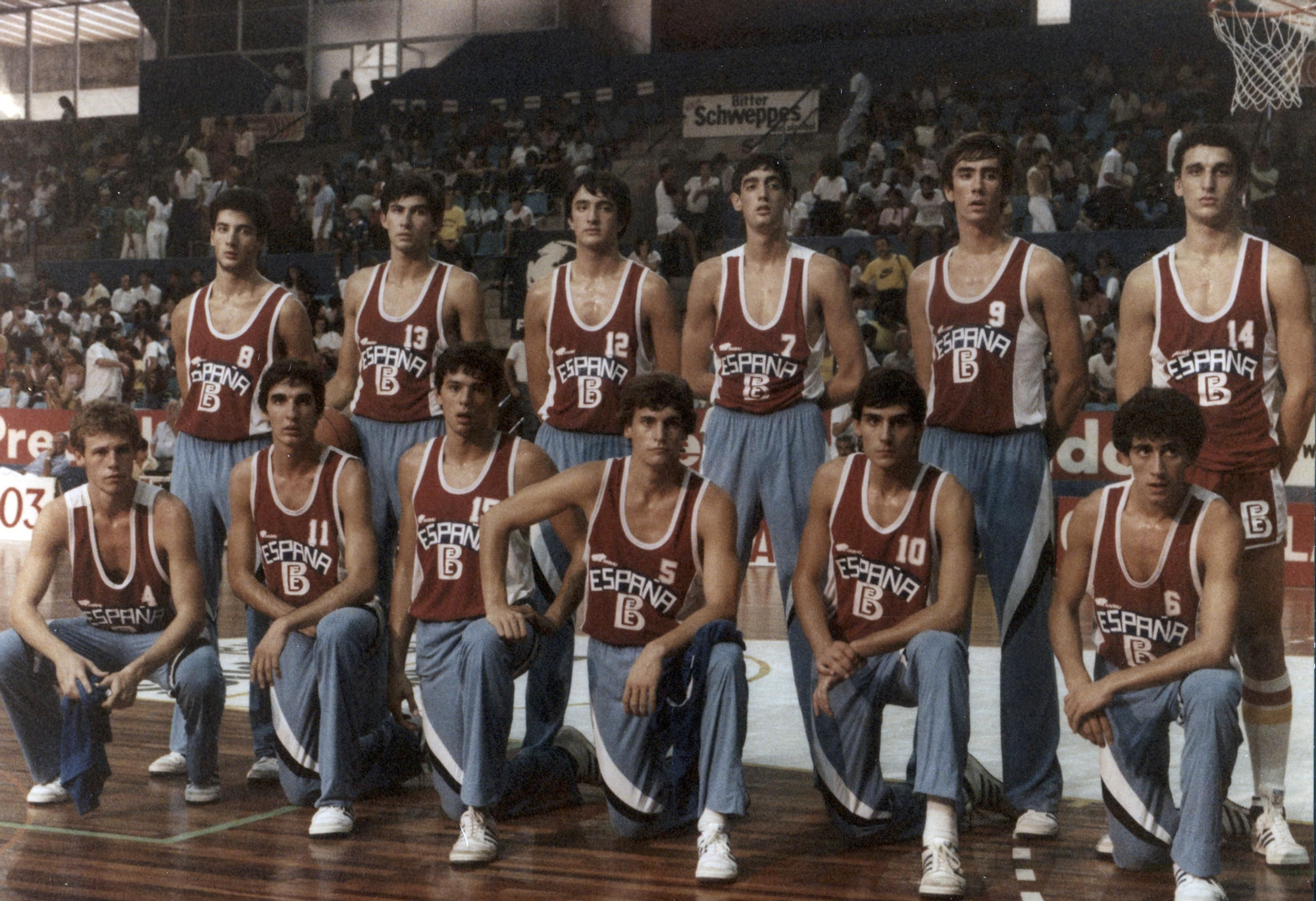 Óscar Peña (segundo por la izquierda en primera fila) en la temporada 1982-1983.