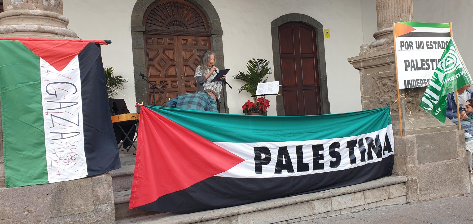 La escritora Elsa López durante la lectura de un texto de apoyo a Palestina. LA PALMA AHORA