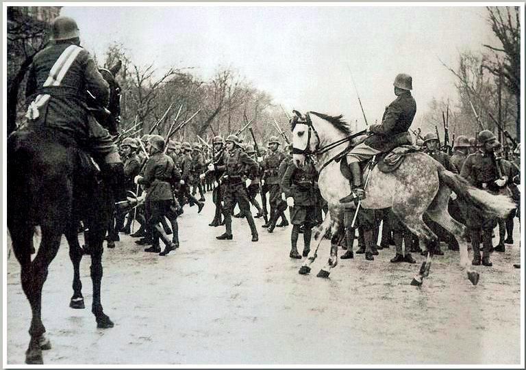 Revuelo en el desfile del 14 de abril de 1936 en Madrid, tras estallar una traca de petardos en la tribuna de autoridades.