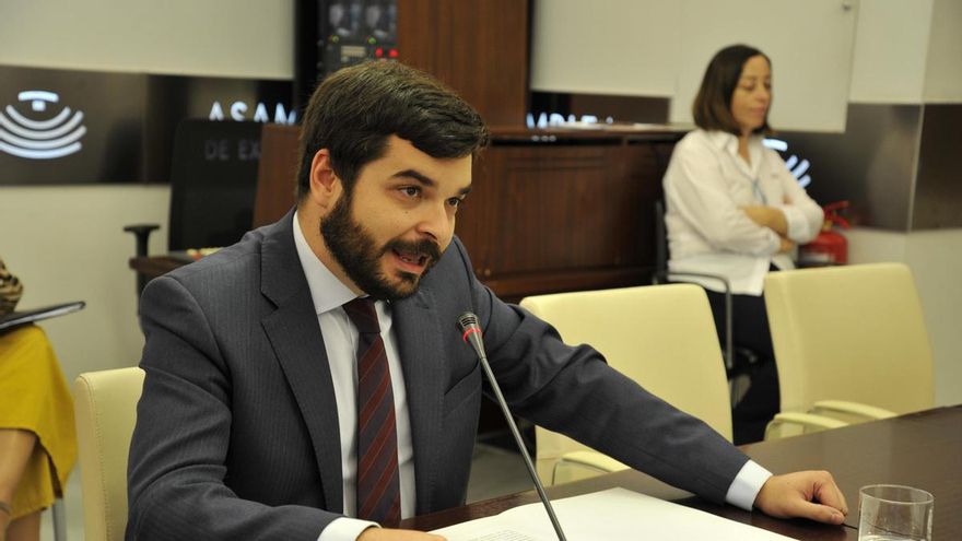 Un alto cargo de Vox en la Junta tilda de “política suicida” la acogida de menores migrantes y el PSOE lo achaca a “racismo”