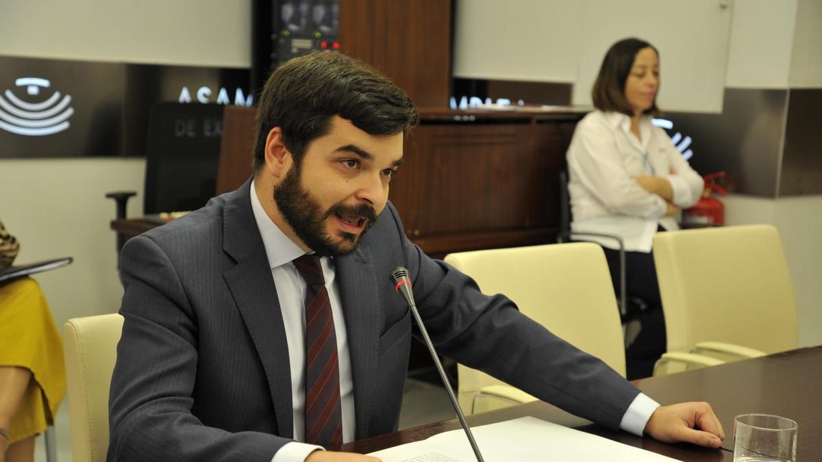 Un alto cargo de Vox en la Junta tilda de “política suicida” la acogida de menores migrantes y el PSOE lo achaca a “racismo”