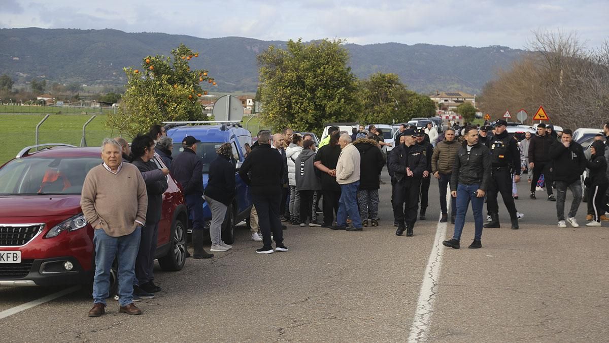 Vecinos esperando órdenes de la Policía Nacional para poder entrar en sus casas