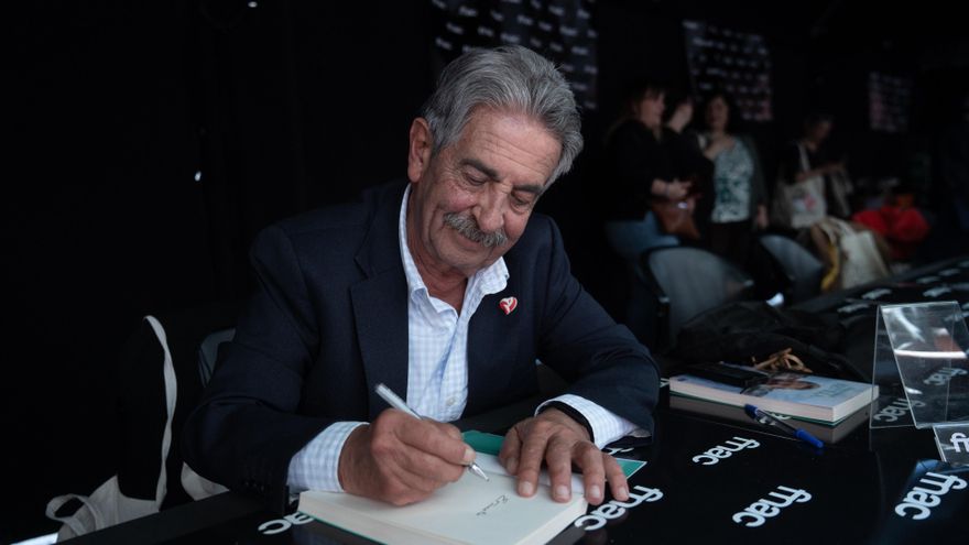 El secretario general del PRC y expresidente de Cantabria, Miguel Ángel Revilla, durante la firma de uno de sus ejemplares, en la Diada de San Jordi 2025, a 23 de abril de 2025, en Barcelona, Cataluña (España). Barcelona vuelve a vivir una nueva Diada de