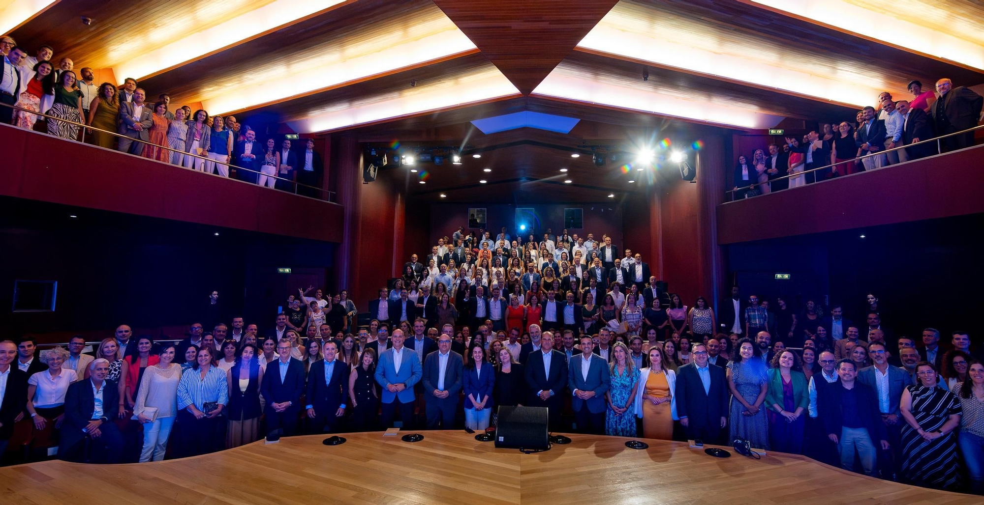Foto de familia del encuentro 'Actúa' organizado por Acción Social de CaixaBank en Canarias.