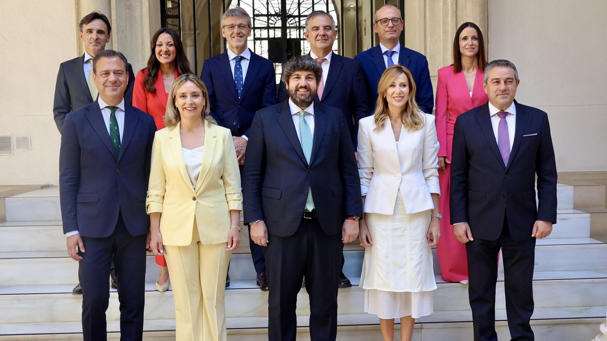 Cirugía electoral en la Región de Murcia: López Miras intenta enterrar escándalos y se prepara para pescar en dos caladeros