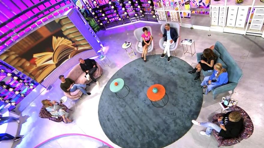 'Sálvame' se deshace de la mesa y vuelve a su forma original, sin rastro de 'Lo de Belén' por segundo día