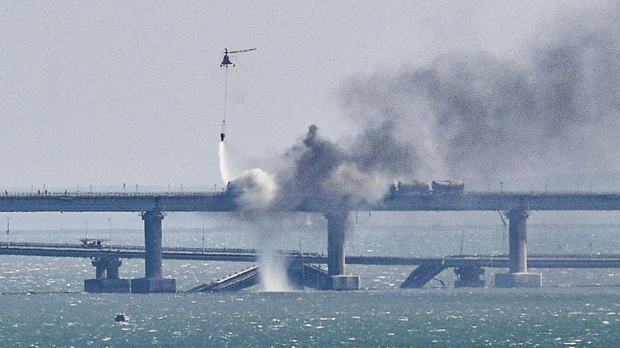 Explosión en el puente de Crimea, que une la ocupada península con Rusia. EFE/STRINGER
