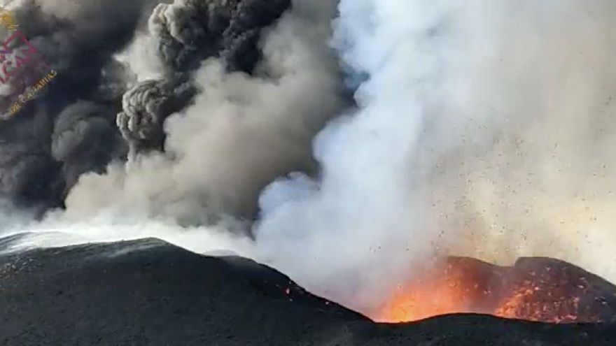 La colada que amenazaba con destruir a El Corazoncillo se detiene mientras las emisiones del volcán lastran la calidad del aire en La Palma