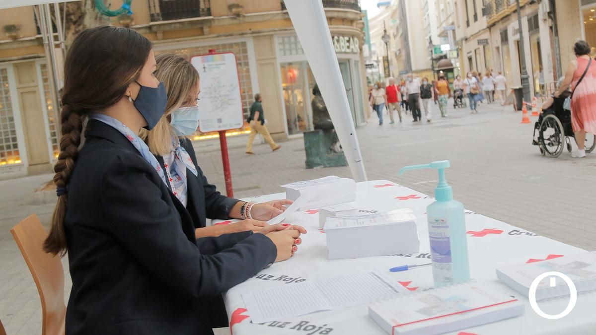 El Hospital Cruz Roja de Córdoba y la AECC salen a la calle para concienciar de la importancia de la detección del cáncer de pulmón