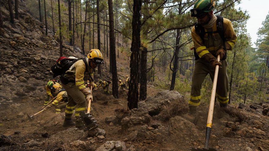 El incendio de Tenerife sigue alejado de los núcleos de población pero se acerca al Teide