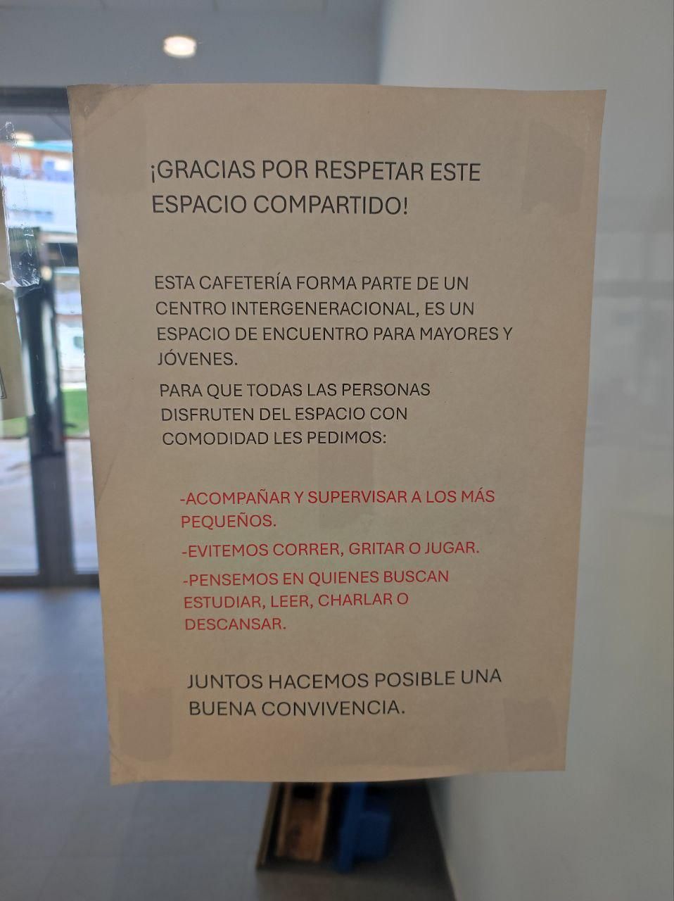 Aviso colocado por el personal del centro en marzo, en el que piden un control de padres y madres sobre el comportamiento de menores.
