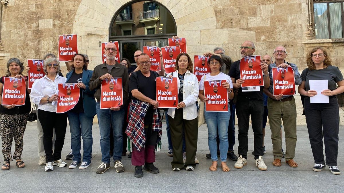 Las víctimas, convocantes de la manifestación contra Mazón, frente al Palau de la Generalitat.