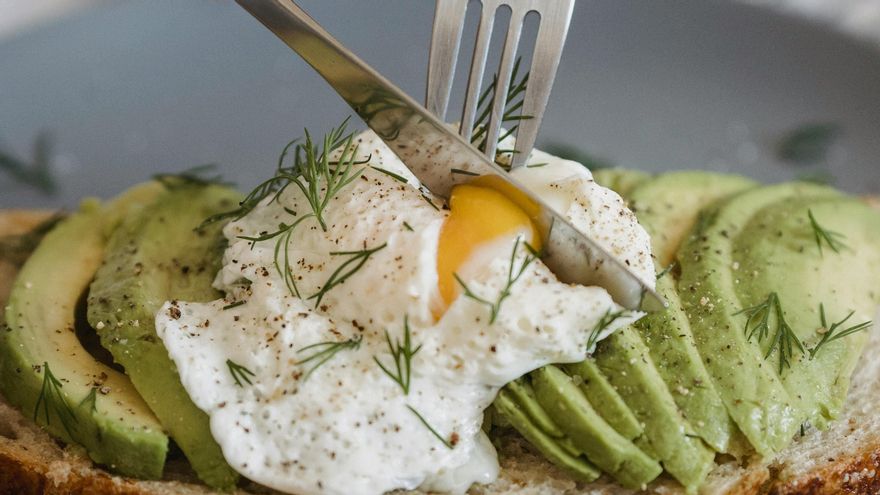 Las tostadas con huevos u otras proteínas con una opción rápida y saludable bien combinada
