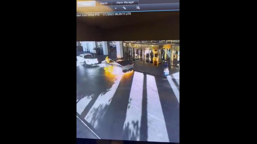 Captura de video tomada de la cuenta en X @LasVegasLocally del momento de la explosión de vehículo frente al 'Trump Hotel' este miércoles, en Las Vegas (EE.UU.). EFE/ @LasVegasLocally