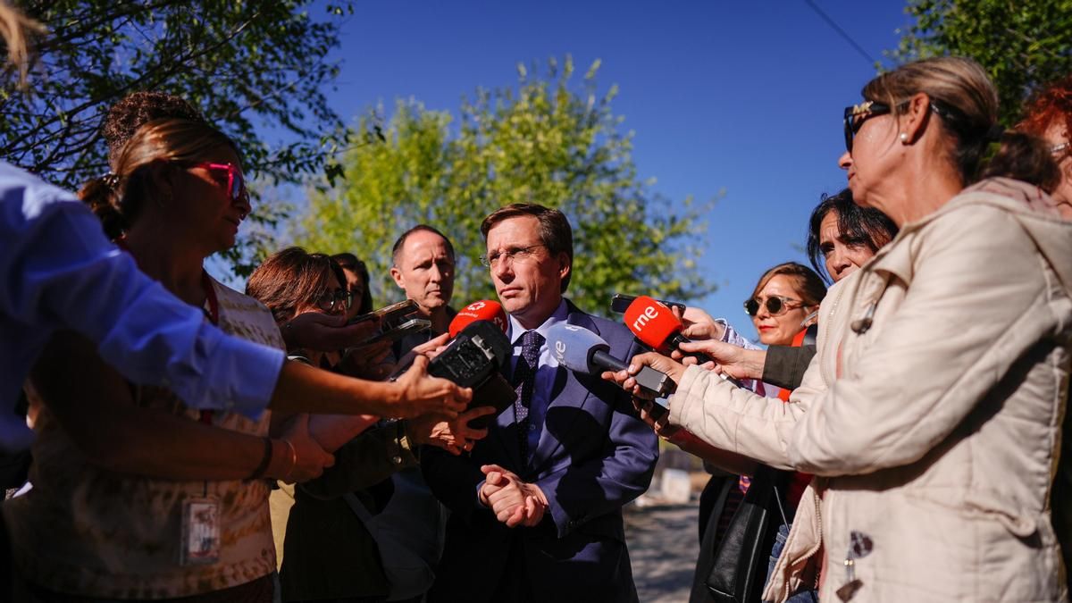 Almeida afea a los acampados en Sol que "privaticen el espacio público" mientras el alcalde sigue aprobando enajenaciones