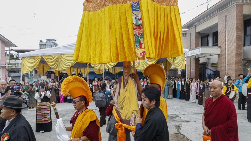 Exilio tibetano en Nepal celebra el 90º cumpleaños del dalái lama en pleno desafío a China