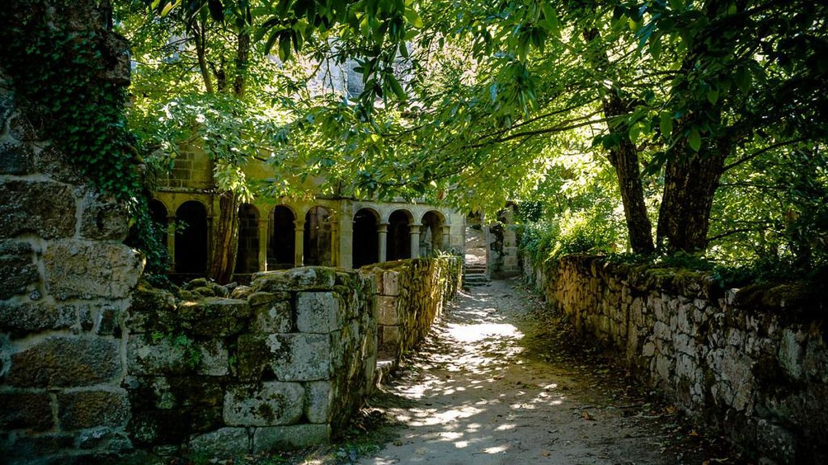 El monasterio de la Ribeira Sacra que nació en el siglo X y quedó escondido entre bosques de castaños