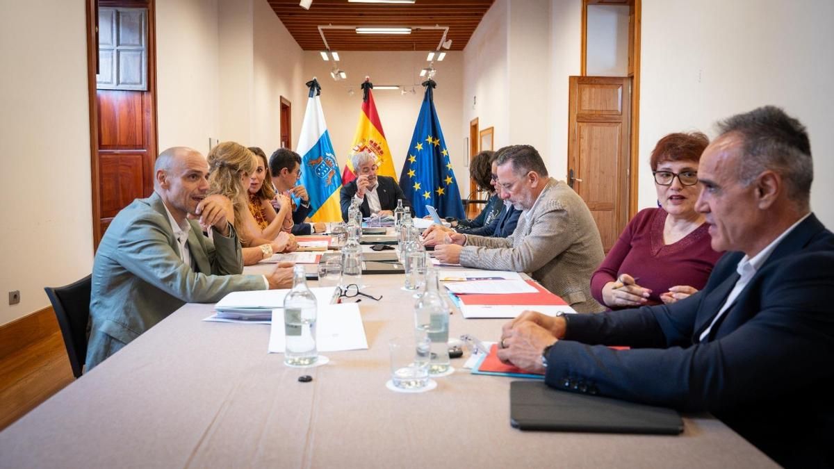 El Gobierno  de  Canarias adapta las ayudas de 3,6 millones de euros al sector primario para paliar los efectos de la crisis en Oriente Medio