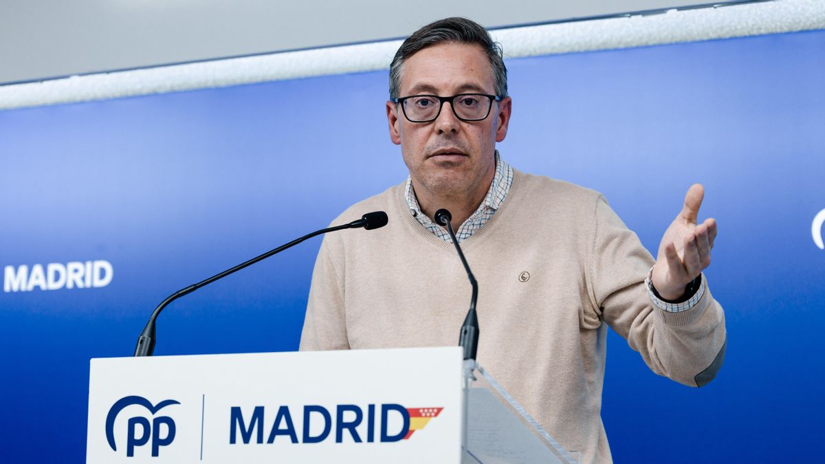 El secretario general del PP de Madrid, Alfonso Serrano, durante una rueda de prensa, en la sede del PP, a 6 de febrero de 2026, en Madrid (España).