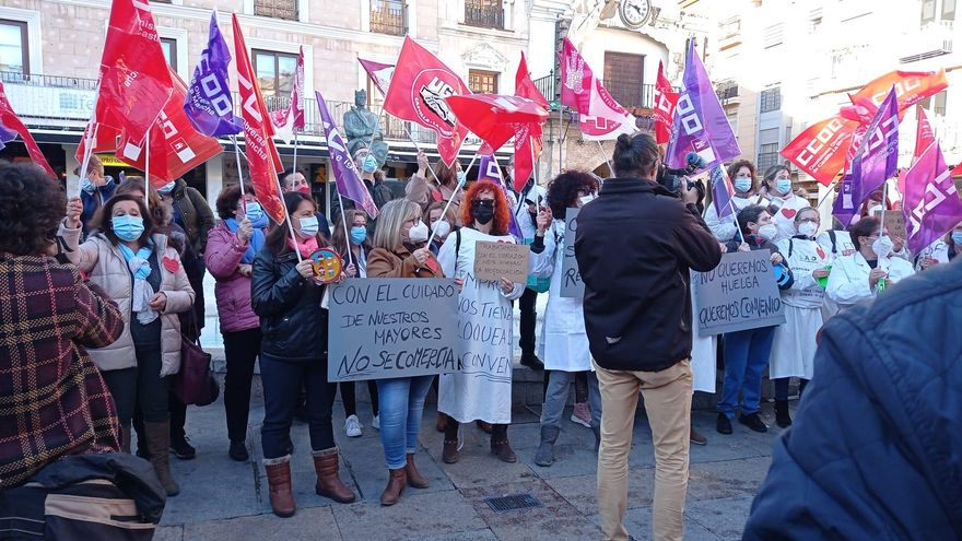 Las trabajadoras de Ayuda a Domicilio de Ciudad Real piden "un convenio digno"