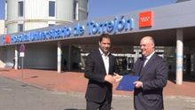 El alcalde de Torrejón, Ignacio Vázquez, con el director general de Ribera Salud, Alberto de Rosa.