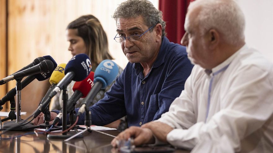 Los secretarios generales de CCOO Canarias, Inocencio González, (c) UGT Canarias, Manuel Isidro Navarro, (d) y la secretaria de Acción Sindical de USO Canarias, Sandra Tarín, en la convocatoria de las marchas por el Primero de Mayo