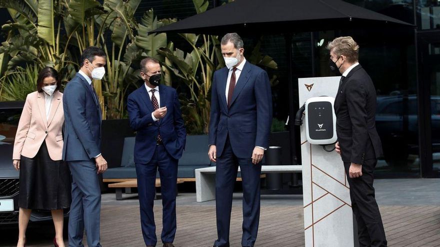 El rey Felipe VI junto al presidente del Gobierno, Pedro Sánchez, la ministra de Industria y los responsables de Volkswagen y Seat.