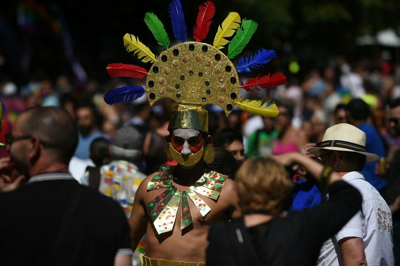 Un hombre vestido como si estuviera en un ritual indígena americano