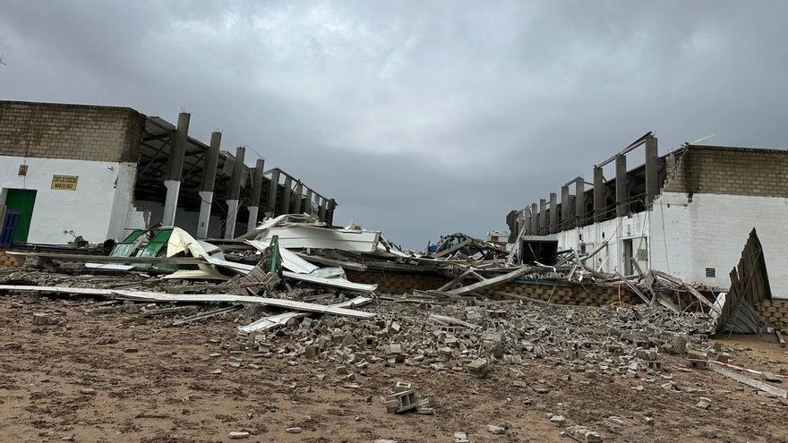 Tres muertos al derrumbar un tornado una nave agrícola en Coria del Río