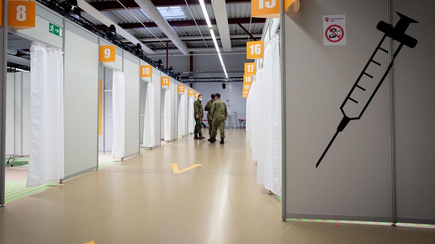 Un centro de vacunación en Berlin ( Alemania). EFE/EPA/KAY NIETFELD / POOL