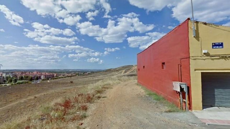Vista desde el alto de la calle Cantamilanos, una de las que esperan obras municipales.