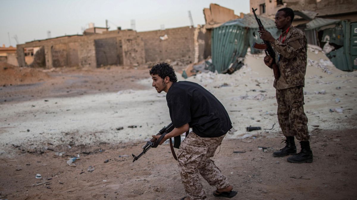 Combatientes respaldados por la ONU toman posiciones durante los enfrentamientos con las fuerzas del Ejército Nacional Libio de Hafter, en 2019.