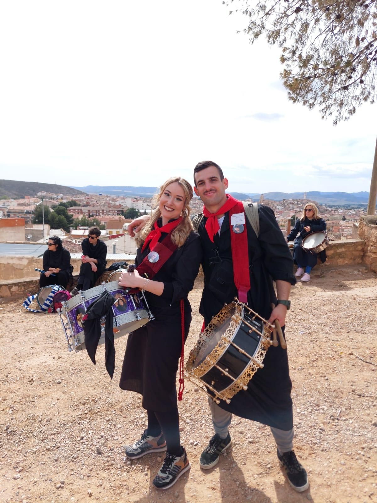 La hellinera María Soliveres junto a su primo Toni en los momentos previos a la Tamborada de Hellín.