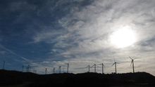 Fondos buitre y multinacionales aprovechan el desguace de las renovables tras la reforma energética