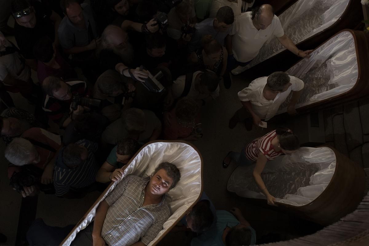 Procesión de Santa Marta de Ribarteme. Aquellos que han sido salvados de la muerte por la santa, salen en procesión dentro de sus propios ataúdes vestidos con sus mortajas. Portados por sus familiares, que dan las gracias por llevar a un vivo y no a un muerto. Pontevedra (Galicia). 29/07/2015. | FOTO: JAVO DÍAZ VILLAN