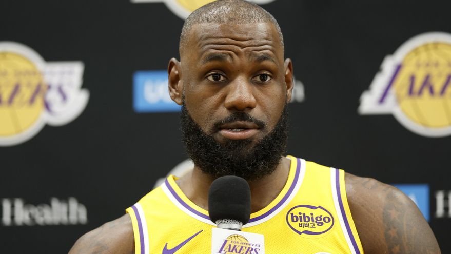 LeBron James juega con la afición: del amago de retirada a un anuncio promocional