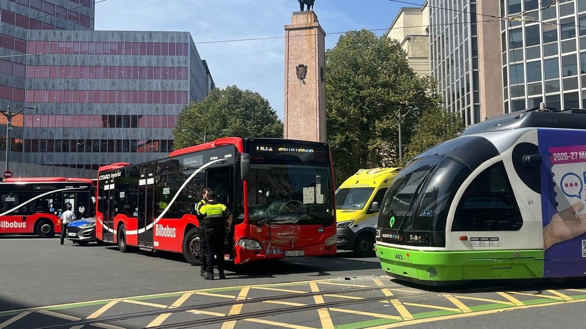 Un total de seis heridos, cuatro trasladados a Basurto, tras el choque entre un autobús y un tranvía en Bilbao