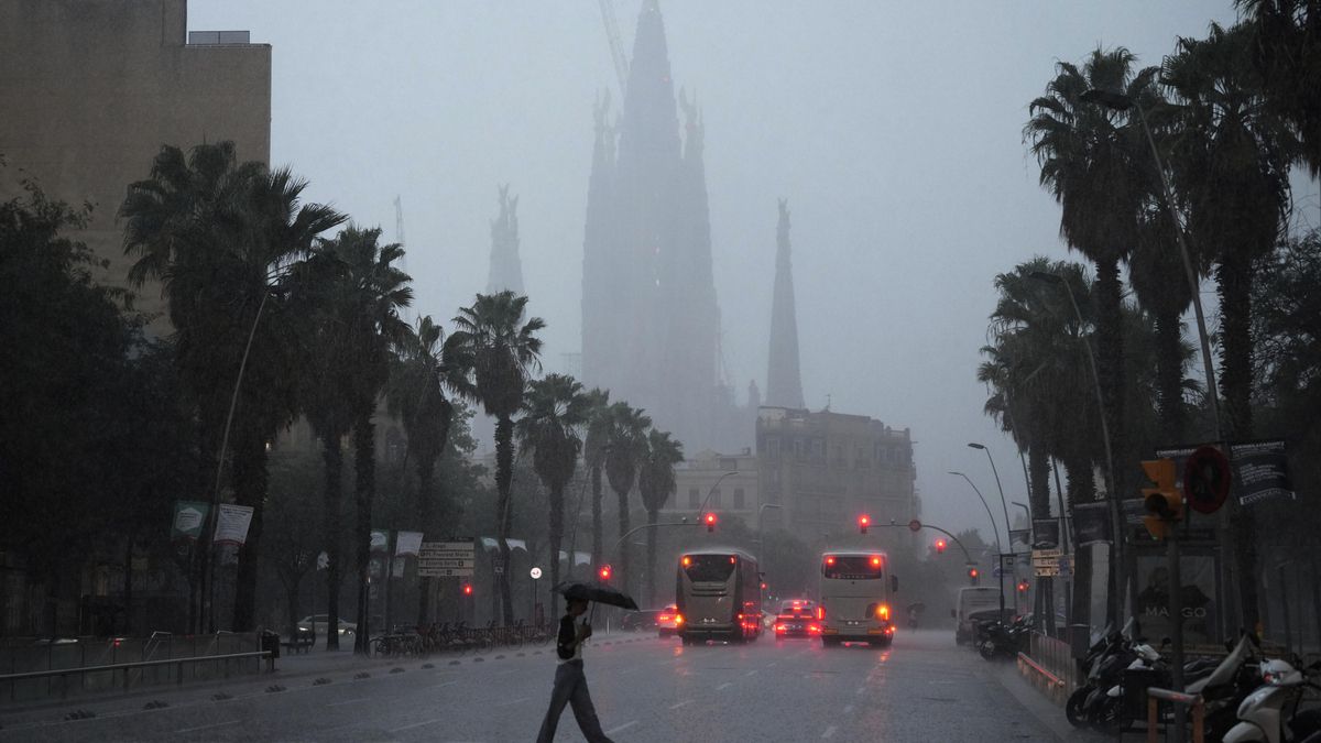 Las lluvias torrenciales barren Catalunya y dejan cortes de carreteras y trenes suspendidos