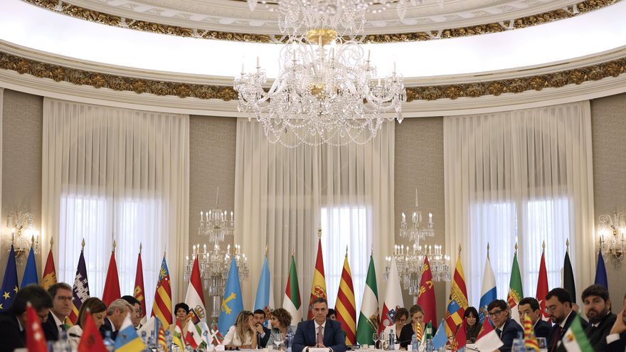 El presidente del Gobierno, Pedro Sánchez (c), al inicio de la XXVIII Conferencia de Presidentes que se celebra este viernes en el Palau de Pedralbes, en Barcelona. EFE/Alberto Estévez
