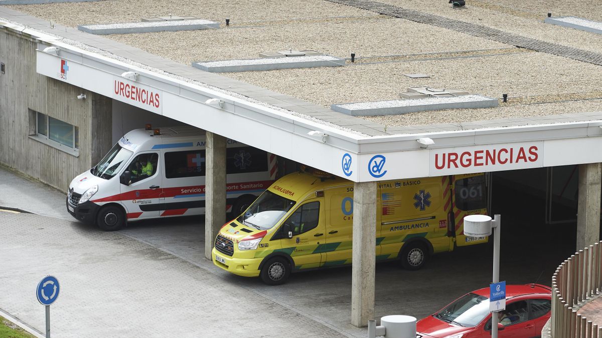 Ambulancias en el Hospital Marqués de Valdecilla en una imagen de archivo
