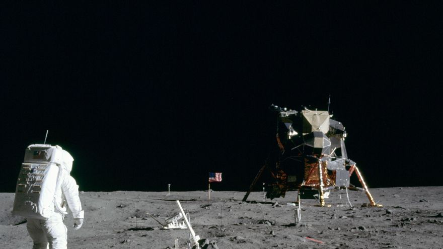 과학자들은 아폴로 11호 우주 비행사들이 달에서 발견한 유리 조각이 무엇인지 명확히 밝혔습니다.