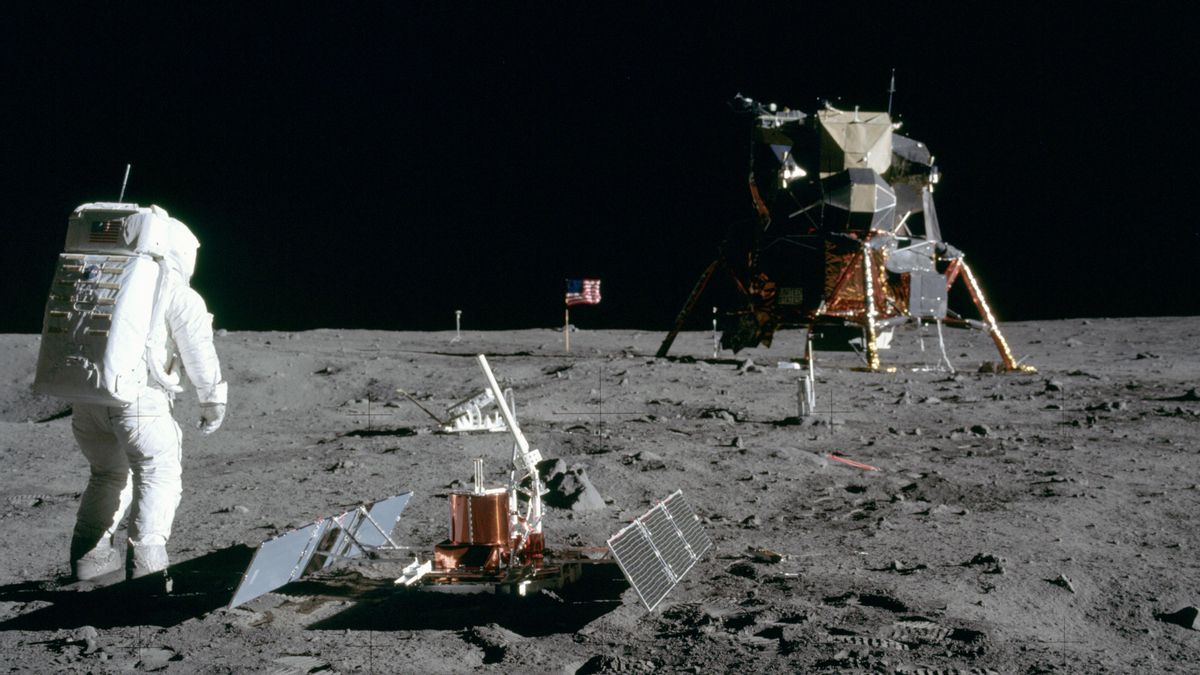 Científicos aclaran qué son los fragmentos de vidrio de la Luna que encontraron los astronautas del Apolo 11