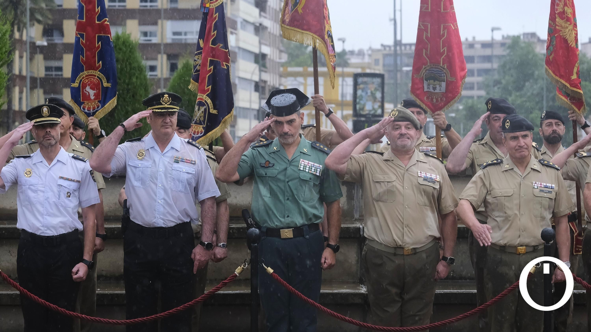 Izado de la bandera de España en la Plaza de España